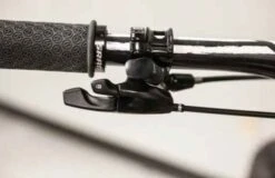 RockShox OneLoc Remote Std/Full Sprint Venstre/top - Højre/bund - Lav - 00.4318.015.000 -Enduro Butik oneloc remote 04